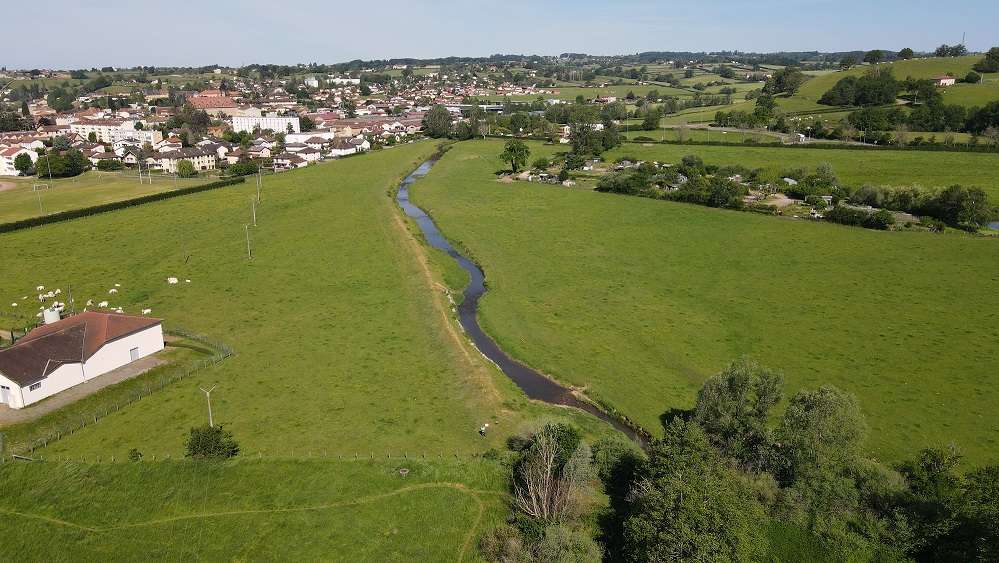    Mise en recul d'une digue de protection contre les inondations et la renaturation d'une rivière sur la commune de Charlieu