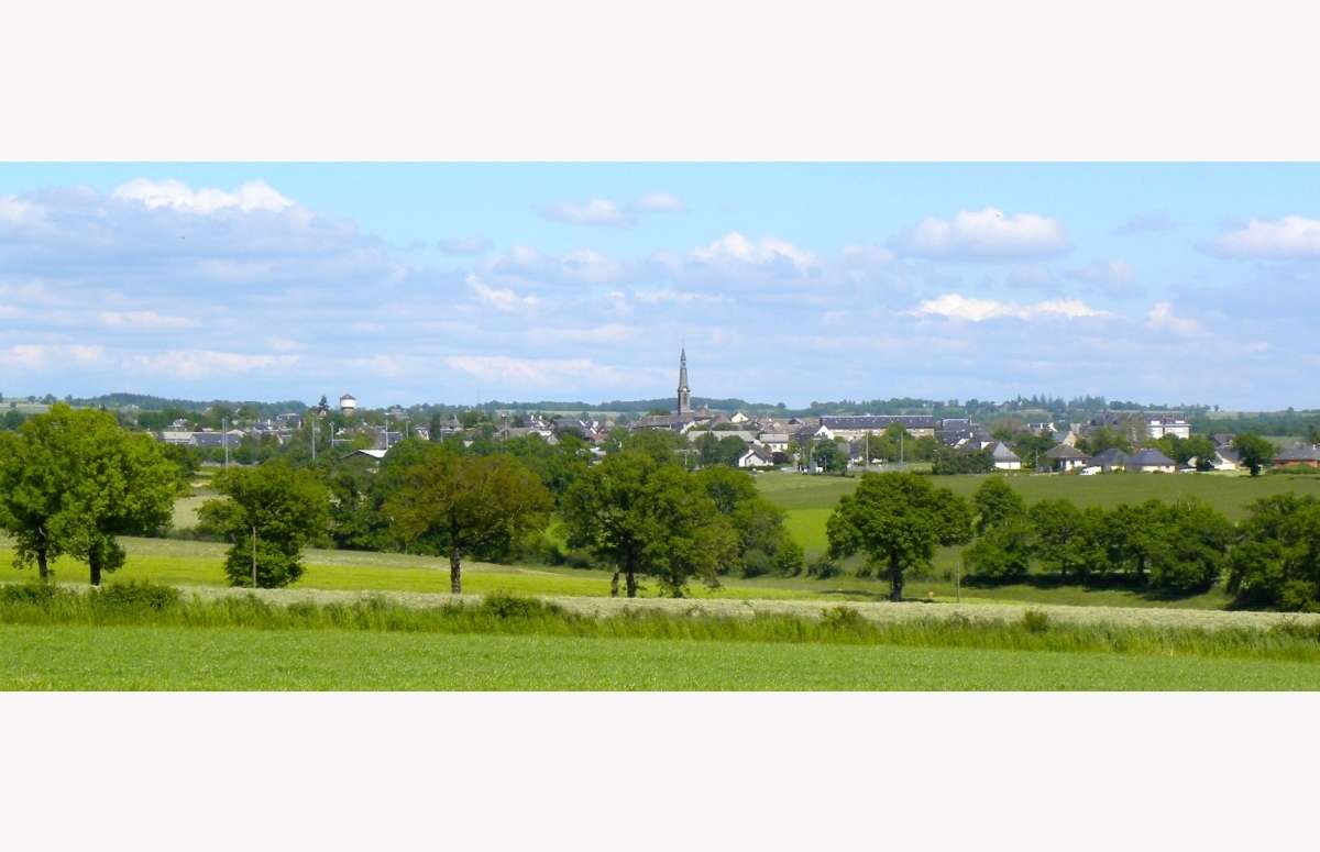 Naucelle vue surle bourg depuis la route 0836